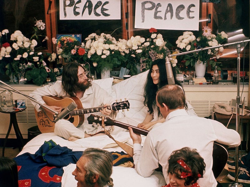 John-Lennon-Yoko-Ono-bed-peace-montreal